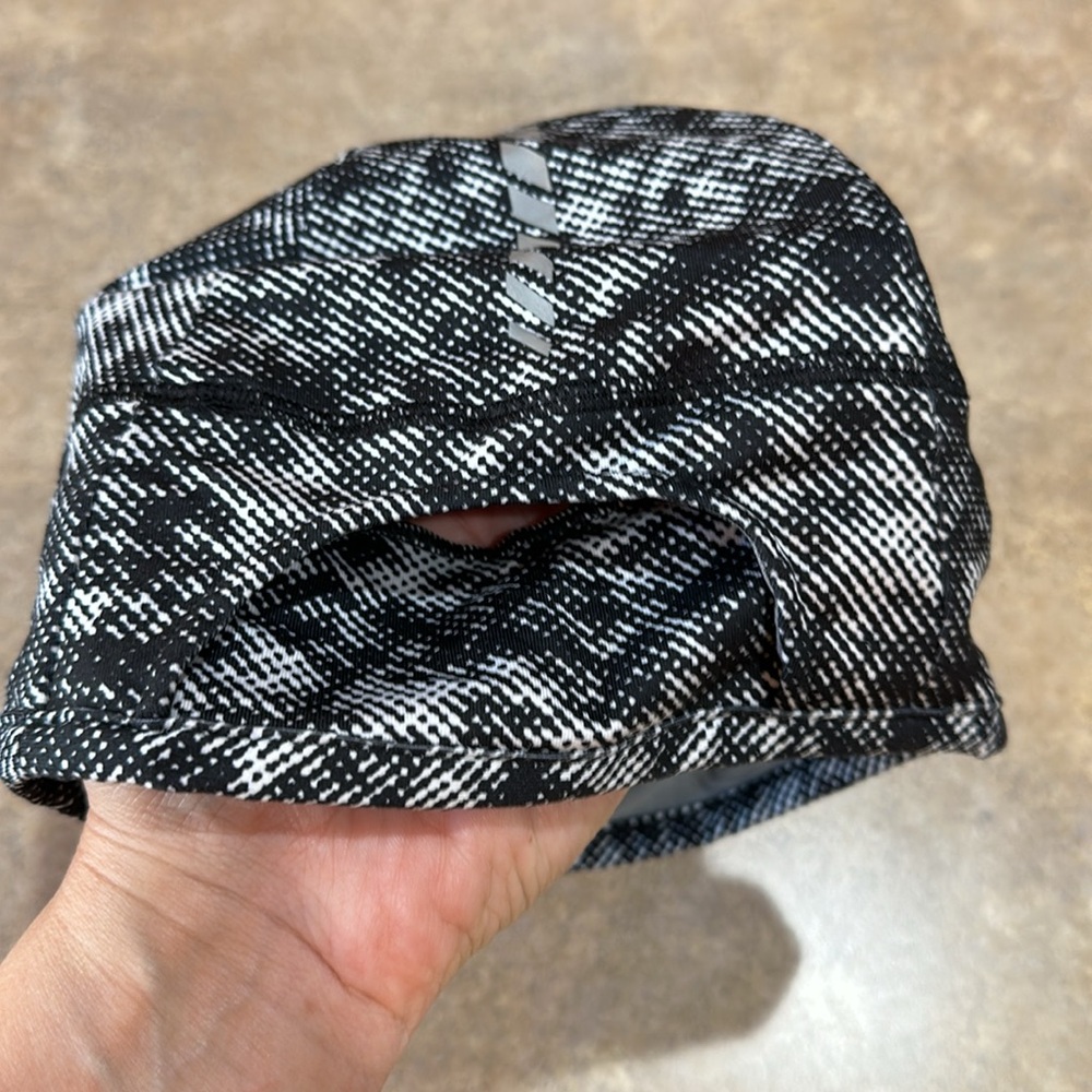 Women’s Under Armour  hat with ponytail hole - Picture 2 of 3